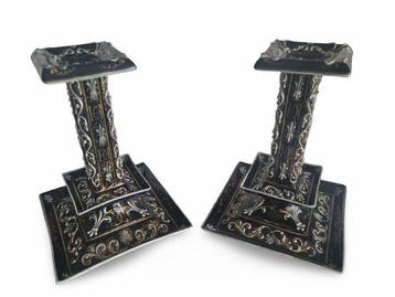 Paar Limoges kandelaars à la financière met monogram Henri