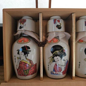 Vintage Japans Geisha (Ukiyo-e) Sake-set - 5 tokkuri & 5
