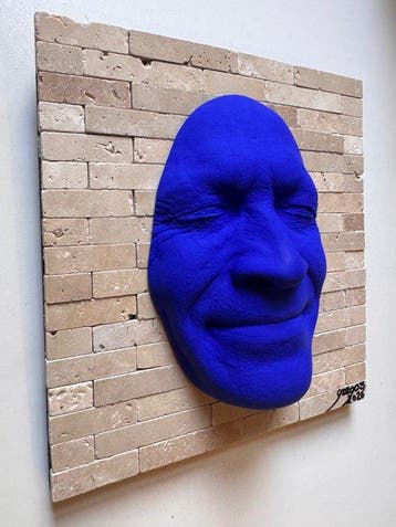 gregos - Blue smile on bricks