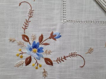 Tovaglia ricamata a mano in misto lino 12 posti tablecloth