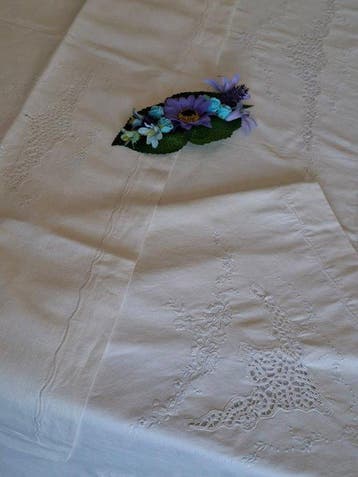 Droomlaken met grote kussenslopen en Cantù-kant, Siciliaanse, Antiek en Kunst