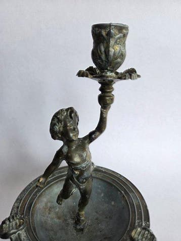 Kandelaar (5) - Brons - Putto kandelaar op asbak