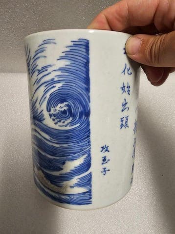 Oude pennenpot van Chinees porselein, blauw-wit en