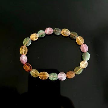 Armband van regenboogtoermalijn. Natuurlijke stenen.