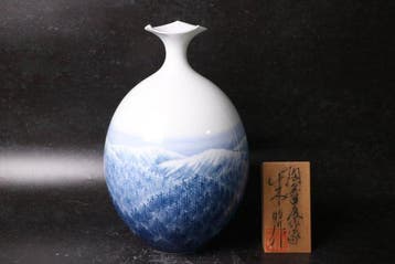 Fujii Shumei – Vroege Lente blauw-witte porseleinen vaas, Antiek en Kunst