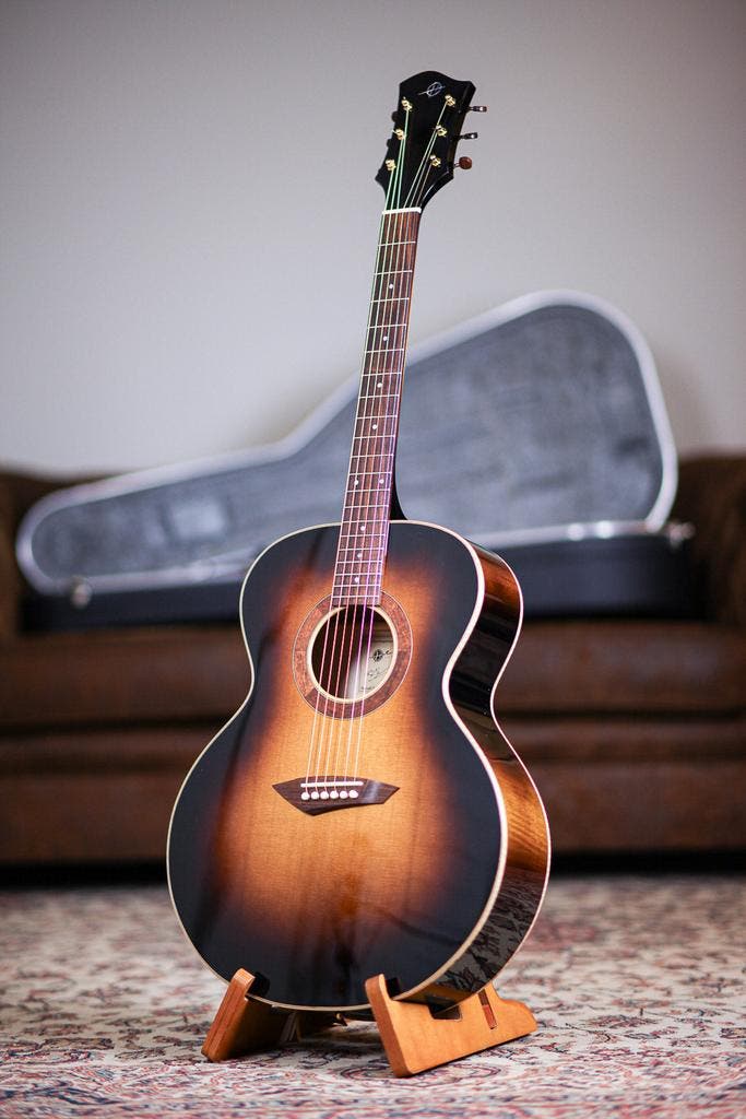 Heeres Guitars Small Jumbo 2018 | Sunburst, Musique & Instruments, Instruments à corde | Guitares | Acoustiques, Envoi