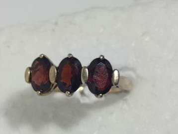 Zonder minimumprijs - Ring - 9 kt. Geel goud Granaat - 9k, Nieuw