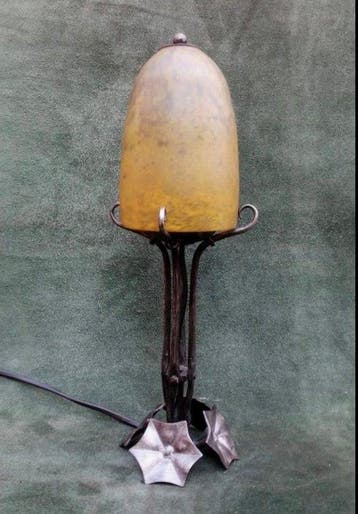 Daum Nancy — Lampe de table Art déco en fer forgé et verre