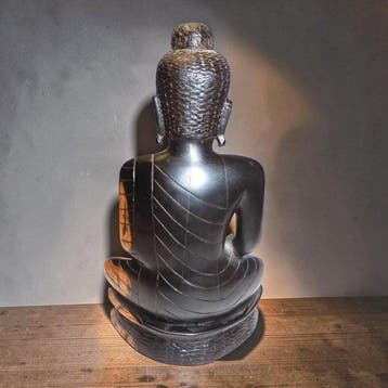 Sitzender Buddha aus Hartholz mit bemalter Holztafel – 20.