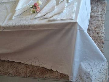 Grote verfijnde tafeldoek uit linnen met borduurwerk en