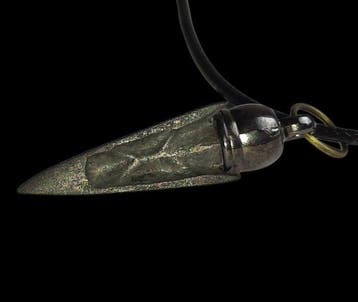 Scythe Bronze Pendentif en forme de pointe de flèche rare.