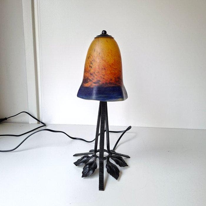 Noverdy France - Lampe de table - fer forgé. pâte de verre, Antiek en Kunst, Kunst | Designobjecten