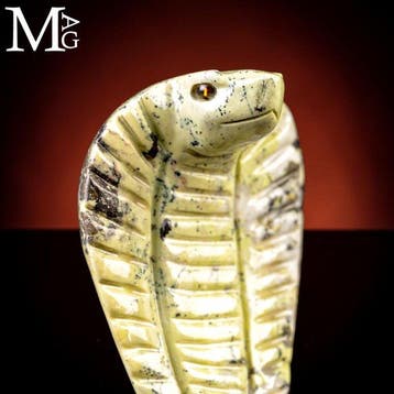 Sculpture de cobra en serpentine et pyrite Gardien de la