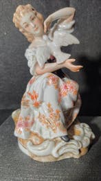 Lladró - Beeldje, Niña con Paloma - 15.5 cm - Porselein