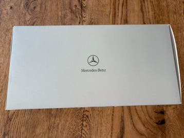 Mercedes Benz 1:18 - Model sedan - Nieuw / originele