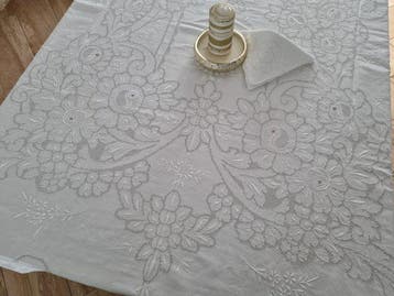 Tovaglia puro lino con ricamo a mano 12 posti Tablecloth