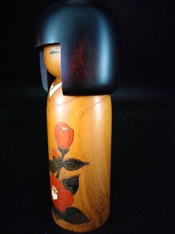 Bruine kokeshi-pop met een cameliabloemmotief, TSUBAKI
