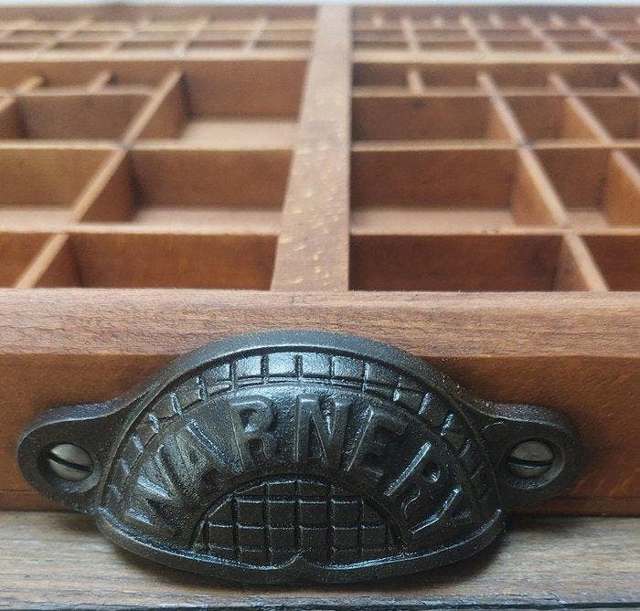 Wandrek - Hout - Casier KARNE - Drukkers lettersbak, Antiek en Kunst, Antiek | Wandborden en Tegels