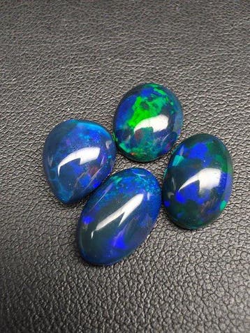 11cts Zwarte Opaal Cabochon- 2.2 g - (4)