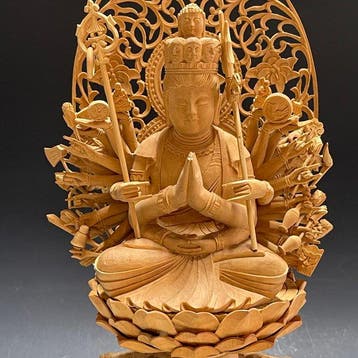 Woodcraft Hinoki Cypress - Buddhist statue 24cm - Kannon met