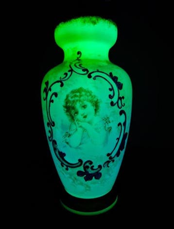 Vase XlX ème Bohème opaline uranifère - Vaas - Uraniumglas
