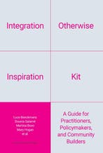 Integration Otherwise Inspiration Kit | Nieuw, Verzenden, Nieuw, Luce Beeckmans; Gideon Bolt; György Csepeli; Athina Zoe Desli; Laura Guérin; Tina Gudrun Jensen; Heike Hanhörster; András Kováts; Emma Krasznahorkai; Zsuzsa László; Carolien Lubberhuizen; Dounia Salamé; Sarah Makar; Bruno Meeus; Tamlyn Monson; Antal Örkeny; George Papagiannitsis; Lucie Revilla; Marhabo Saparova; Reiner Staubach; Cornelia Tippel; Charalampos Tsavdaroglou; Martina Bovo; Ilse Van Liempt; Susanne Wessendorf; Zacharias Valiantzas; Mary Hogan; Shila Hadji Heydari Anaraki; Karel Arnaut; Paschalis Arvanitidis; Kristen Biehl; Márton Bisztrai