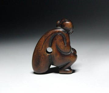 Antiek Japanse houten netsuke van een zittende aap met een