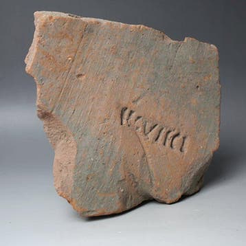 Romain antique Poterie Tuile portant linscription LEG VII