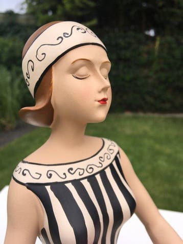 Beeldje - BEACH LADY WITH BALL - Hars