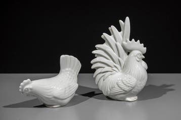 Porselein - Een paar porseleinen okimonos van een haan en