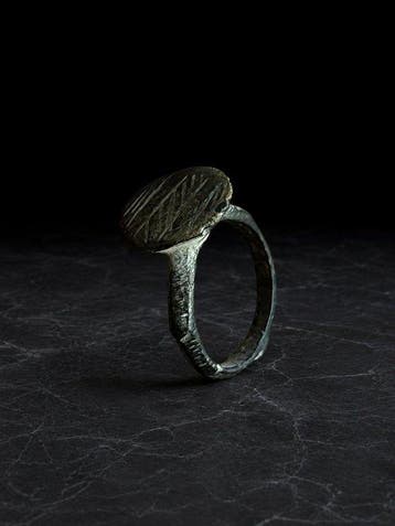 Byzantijns Brons Zegelring met geometrische gravering uit de, Antiek en Kunst