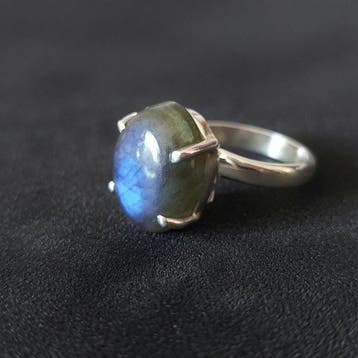 Ring met labradoriet van mooie kwaliteit, zeer stralend.