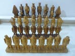 Jeu déchecs en bois sculpté des années 1960 origine