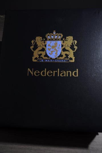 Nederland - Diverse verzamelingen in een doos vol met Albums, Postzegels en Munten, Gestempeld