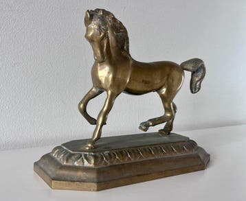 Trubia, Asturias, España - sculptuur, de caballo, primero
