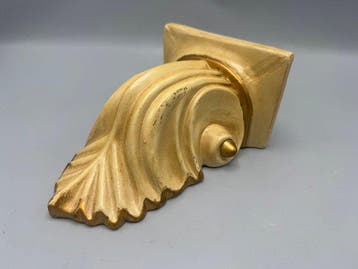 Goudkleurige keramieken wandconsole – klassiek geïnspireerd