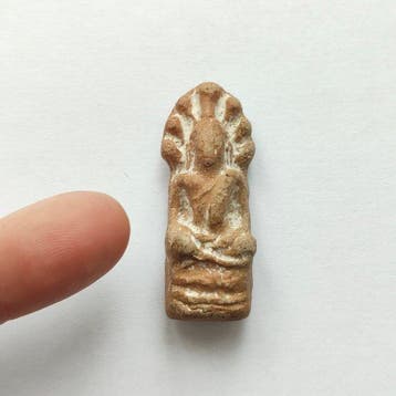 Indochinezen Terracotta XS Zittende Boeddha op Naga-troon -