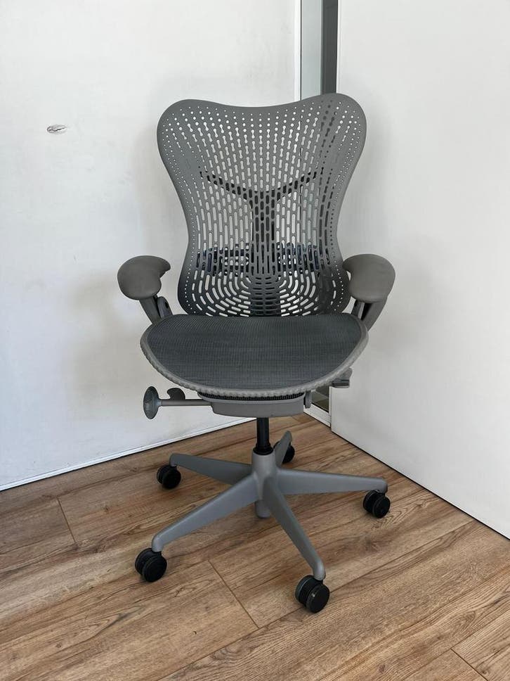 Ergonomische Bureaustoel - Herman Miller Mirra - Design, Huis en Inrichting, Bureaustoelen, Bureaustoel, Grijs, Zo goed als nieuw