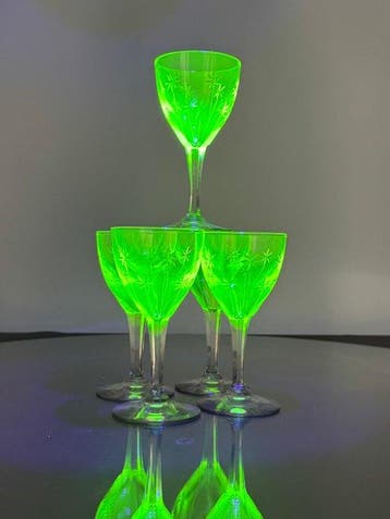 Val Saint Lambert - Wijnglas (5) - Macbeth - Uraniumglas -