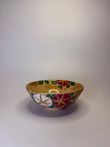 Japanse chawan met gouden glazuur en motief van