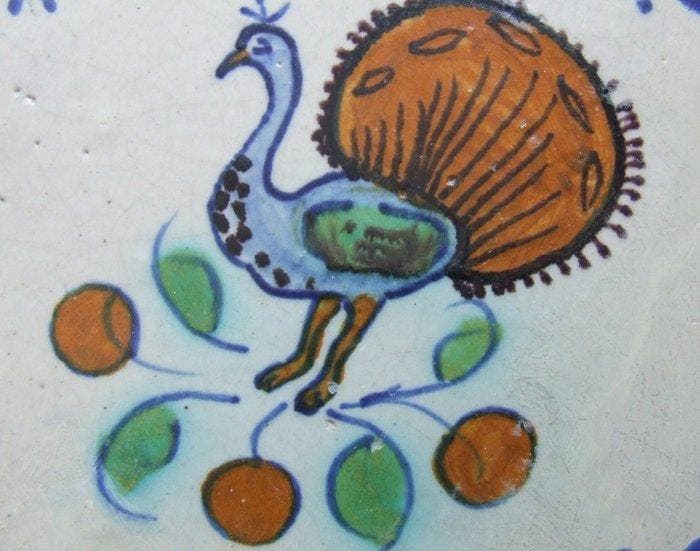 Tegel - Gekleurde Pauw op tak. - 1650-1700, Antiek en Kunst, Antiek | Glaswerk en Kristal