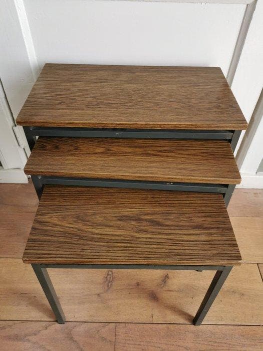 Tables gigognes - Bois et métal - Trois tables dappoint, Antiquités & Art, Art | Objets design