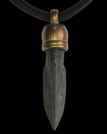 Scythe Bronze Pendentif en forme de pointe de flèche.