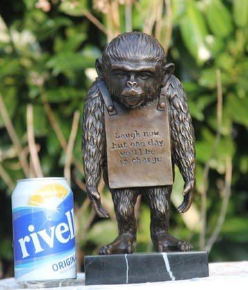 naar banksy - Sculpture, aap met tekst banksy - 26 cm -