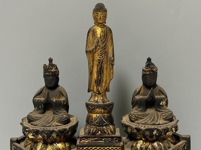 A typical set of wooden lacquered and gilded Buddhist, Antiquités & Art, Antiquités | Autres Antiquités