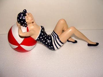 Beeldje, Die Badenixe auf dem Wasserball, eine Dame in