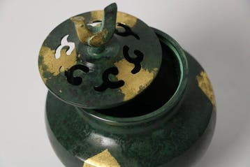 Takaoka bronzen wierookbrander met verguld vogel-finiaal –