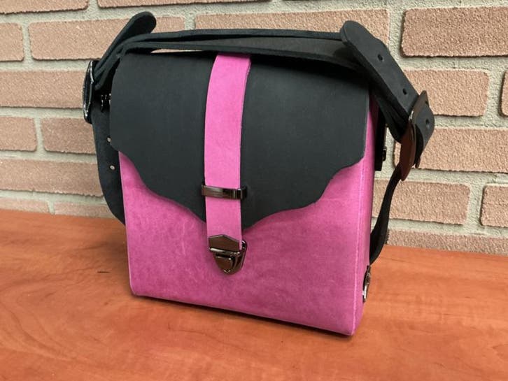 Pink/black schoudertas 100%  leer, Auto-onderdelen, Overige Auto-onderdelen, Nieuw, Ophalen of Verzenden