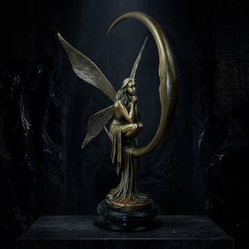 Beeld, Dit is een bronzen sculptuur van een fee met een