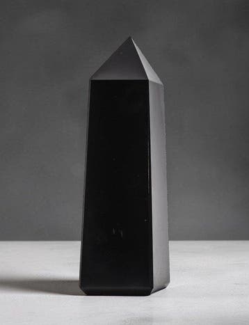 Prachtige natuurlijke zwarte obsidiaan obelisk 205 mm –